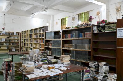 مركزُ تُراثِ الجَنوبِ يزورُ مكتباتِ ذي قارِ