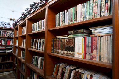 مركزُ تُراثِ الجَنوبِ يزورُ مكتباتِ ذي قارِ