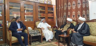 وفدٌ من المعارفِ يزورُ مكتبةَ آلِ فرعون في النجف