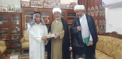 وفدٌ من المعارفِ يزورُ مكتبةَ آلِ فرعون في النجف