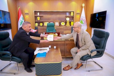 إصداراتُ المعارفِ تُزيّنُ مكتباتِ المؤسساتِ والجامعاتِ.