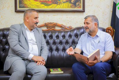 إصداراتُ المعارفِ تُزيّنُ مكتباتِ المؤسساتِ والجامعاتِ.