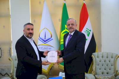 إصداراتُ المعارفِ تُزيّنُ مكتباتِ المؤسساتِ والجامعاتِ.