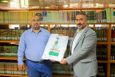 إصداراتُ المعارفِ تُزيّنُ مكتباتِ المؤسساتِ والجامعاتِ.