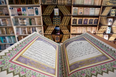 قسمُ المعارفِ يُشاركُ في معرضِ تراتيل سجاديّة