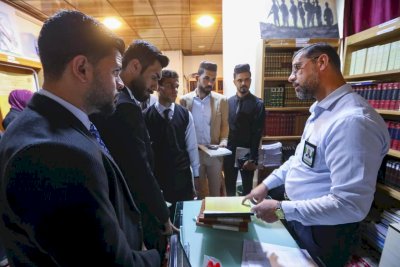 مركزُ تُراثِ البصرةِ يستقبلُ ثلّةً من طلبةِ جامعةِ البصرةِ