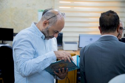 وفدٌ أجنبيٌّ مختصٌّ بالتُّراثِ يزورُ قسمَ المعارفِ