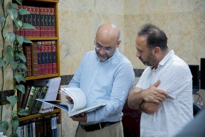 وفدٌ أجنبيٌّ مختصٌّ بالتُّراثِ يزورُ قسمَ المعارفِ
