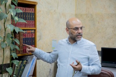 وفدٌ أجنبيٌّ مختصٌّ بالتُّراثِ يزورُ قسمَ المعارفِ