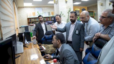 وفدٌ أجنبيٌّ مختصٌّ بالتُّراثِ يزورُ قسمَ المعارفِ