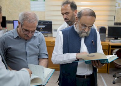 وفدٌ أجنبيٌّ مختصٌّ بالتُّراثِ يزورُ قسمَ المعارفِ