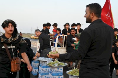 تُراثُ الجنوبِ يواكبُ الزائرينَ ويُقدِّمُ لهم الخدماتِ عِبرَ موكبِهِ