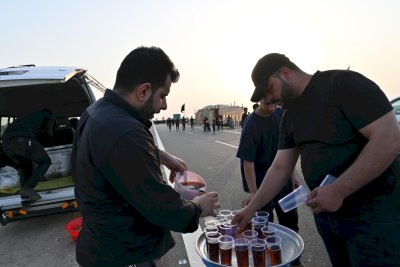 تُراثُ الجنوبِ يواكبُ الزائرينَ ويُقدِّمُ لهم الخدماتِ عِبرَ موكبِهِ