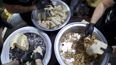 موكبُ (بنفسي أنتَ) يشرعُ بتقديمِ خدماتِهِ للزائرينَ