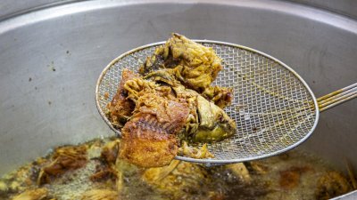 موكبُ (بنفسي أنتَ) الخدميّ يواصلُ تقديمَ الخدماتِ للزائرينَ