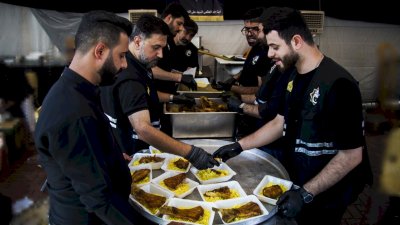 موكبُ (بنفسي أنتَ) الخدميّ يواصلُ تقديمَ الخدماتِ للزائرينَ