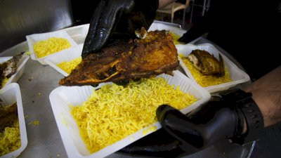 موكبُ (بنفسي أنتَ) الخدميّ يواصلُ تقديمَ الخدماتِ للزائرينَ
