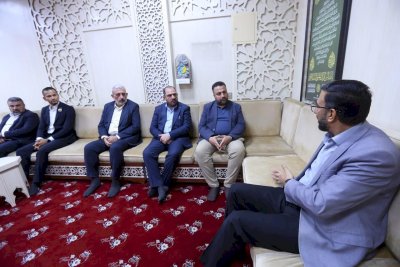وفدٌ من الكاظميَّةِ المُقدَّسةِ يزورُ تُراثَ البصرةِ