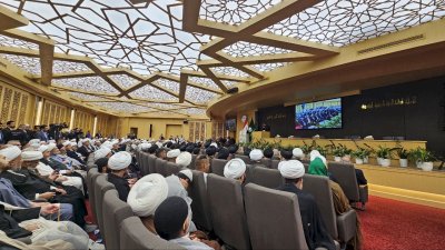 العتبةُ العبّاسيّةُ المُقدّسةُ تُكرِّمُ العلّامةَ الأشكوريّ وتُزيحُ السِّتارَ عن موسوعتِه الفريدةِ