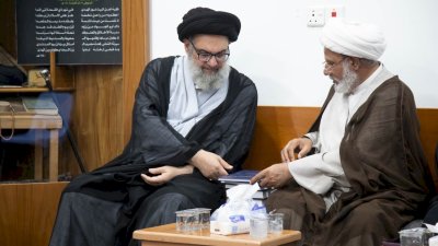 وفدٌ مِن قسمِ المعارفِ يزورُ السَّيدينِ الخبازَ والخِرسان في النَّجفِ الأشرفِ