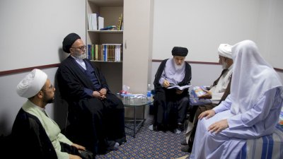 وفدٌ مِن قسمِ المعارفِ يزورُ السَّيدينِ الخبازَ والخِرسان في النَّجفِ الأشرفِ