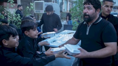 موكبُ أشبالِ الطفِّ يقدِّمُ آلافَ الوجباتِ للزائرينَ