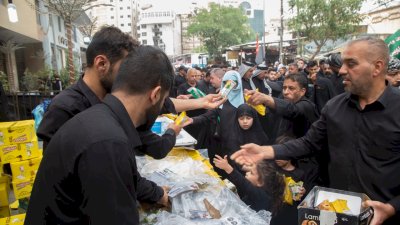 موكبُ أشبالِ الطفِّ يقدِّمُ آلافَ الوجباتِ للزائرينَ