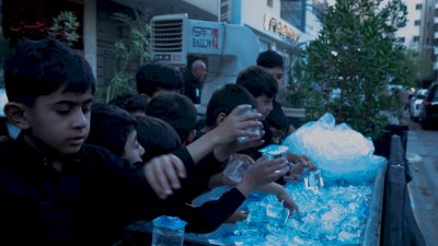 موكبُ أشبالِ الطفِّ يقدِّمُ آلافَ الوجباتِ للزائرينَ
