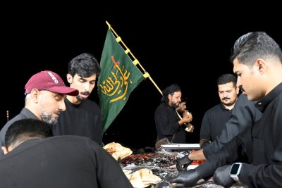موكب جنوب الولاء لحامل اللواء يواصل تقديم خدماته لزائري الإمام الحسين عليه السلام