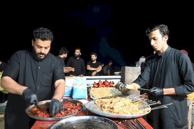 موكب جنوب الولاء لحامل اللواء يواصل تقديم خدماته لزائري الإمام الحسين عليه السلام