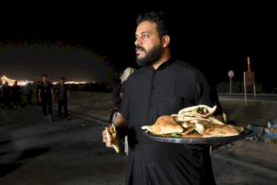 موكب جنوب الولاء لحامل اللواء يواصل تقديم خدماته لزائري الإمام الحسين عليه السلام