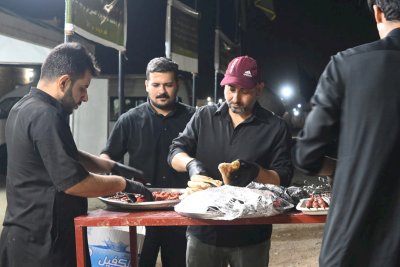 موكب جنوب الولاء لحامل اللواء يواصل تقديم خدماته لزائري الإمام الحسين عليه السلام