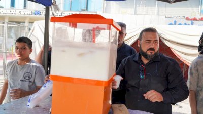 موكبُ مركزِ تُراثِ الحِلّةِ يواصلُ جُهودهُ لخِدمةِ زُوّارِ الأربعينِ في قلبِ الفيحاءِ