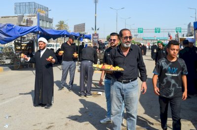 موكبُ مركزِ تُراثِ الحِلّةِ يواصلُ جُهودهُ لخِدمةِ زُوّارِ الأربعينِ في قلبِ الفيحاءِ