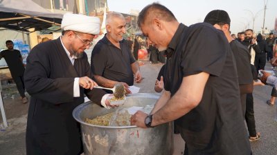 موكبُ مركزِ تُراثِ الحِلّةِ يُكثّفُ خِدماتِه في ذُروةِ الزِّيارةِ الأربعينيّةِ
