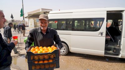 موكبُ مركزِ تُراثِ الحِلّةِ يُكثّفُ خِدماتِه في ذُروةِ الزِّيارةِ الأربعينيّةِ