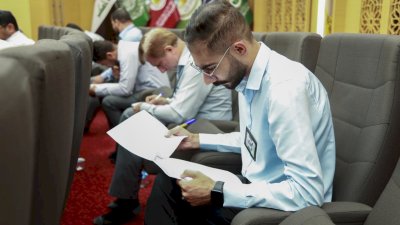 قسمُ المعارفِ يختتِمُ دورةَ (سننِ النبيِّ) باختبارٍ تحريريٍّ