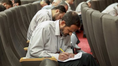 قسمُ المعارفِ يختتِمُ دورةَ (سننِ النبيِّ) باختبارٍ تحريريٍّ