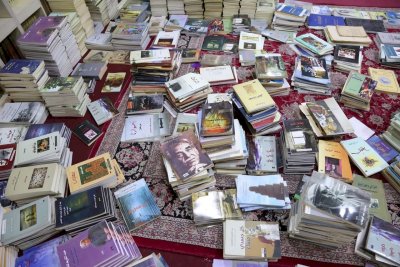 مكتبةُ تراثِ البصرةِ تَحتفي بإرثِ الأديبِ الرّاحلِ عليٍّ أَنْكِيل وتَتسلَّمُ مَكتبَتَهُ الشَّخصيَّة