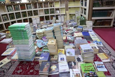 مكتبةُ تراثِ البصرةِ تَحتفي بإرثِ الأديبِ الرّاحلِ عليٍّ أَنْكِيل وتَتسلَّمُ مَكتبَتَهُ الشَّخصيَّة