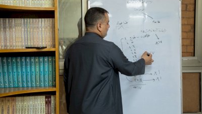 قسمُ المعارفِ يُنظِّمُ دورةً حولَ كيفيةِ كتابةِ تراجمِ العلماءِ
