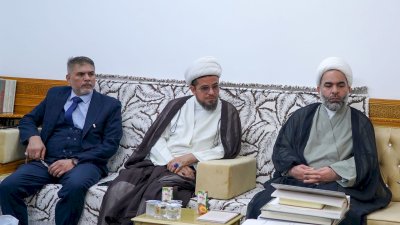 وفدٌ من مركزِ تراثِ الحلّةِ يزورُ السيّدَ آلَ قارونِ لتعزيزِ التعاونِ العلميِّ