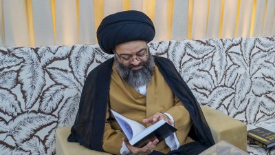 وفدٌ من مركزِ تراثِ الحلّةِ يزورُ السيّدَ آلَ قارونِ لتعزيزِ التعاونِ العلميِّ