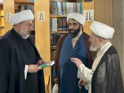 وفدُ المعارفِ يزورُ المرجعَ الشيخَ جعفرَ سبحاني