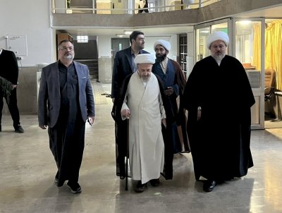 وفدُ المعارفِ يزورُ المرجعَ الشيخَ جعفرَ سبحاني