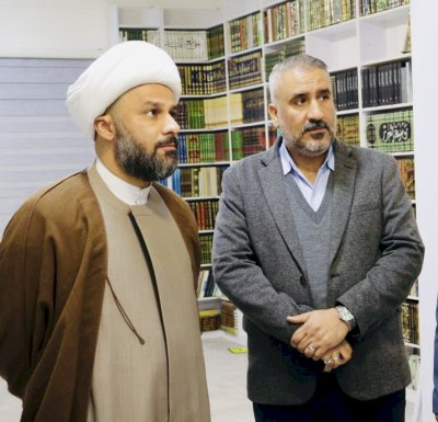 وفدٌ من قسمِ المعارفِ يزورُ الشيخَ الحسناوي ويُرفِدُ مكتبةَ السيدةِ زينب بإصداراتٍ علميّة