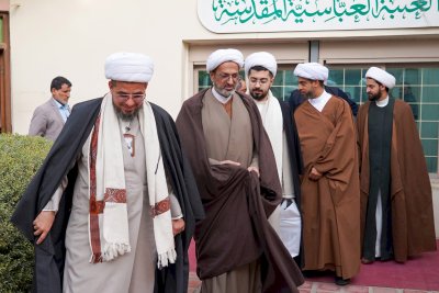 وفدٌ علميٌّ رفيعٌ يطّلعُ على منجزاتِ مركزِ تراثِ الحلّةِ ويبحثُ آفاقَ التعاونِ المعرفيِّ