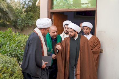 وفدٌ علميٌّ رفيعٌ يطّلعُ على منجزاتِ مركزِ تراثِ الحلّةِ ويبحثُ آفاقَ التعاونِ المعرفيِّ