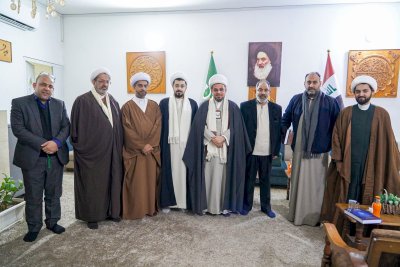 وفدٌ علميٌّ رفيعٌ يطّلعُ على منجزاتِ مركزِ تراثِ الحلّةِ ويبحثُ آفاقَ التعاونِ المعرفيِّ