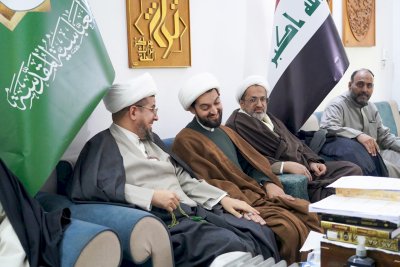 وفدٌ علميٌّ رفيعٌ يطّلعُ على منجزاتِ مركزِ تراثِ الحلّةِ ويبحثُ آفاقَ التعاونِ المعرفيِّ